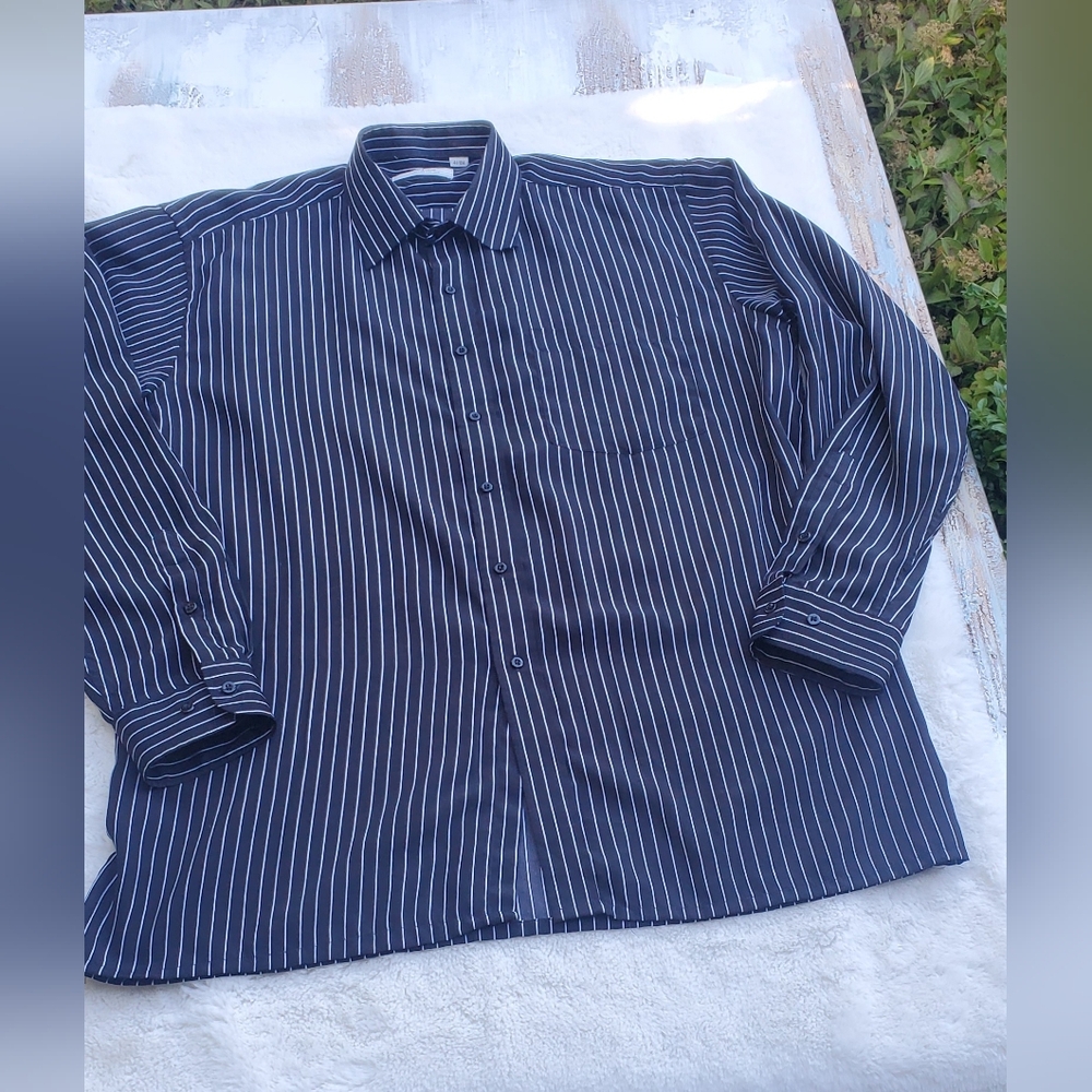 Black and White Striped Shirt Size 41/ XL